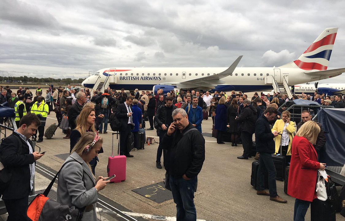 Guardas pedem evacuação do aeroporto internacional Heathrow, em Londres, por suspeita de ameaça química