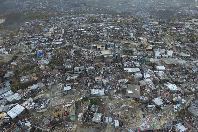 Vista geral da destruição provocada pela passagem do furacão Matthew na cidade de Jeremie, no Haiti - 07/10/2016
