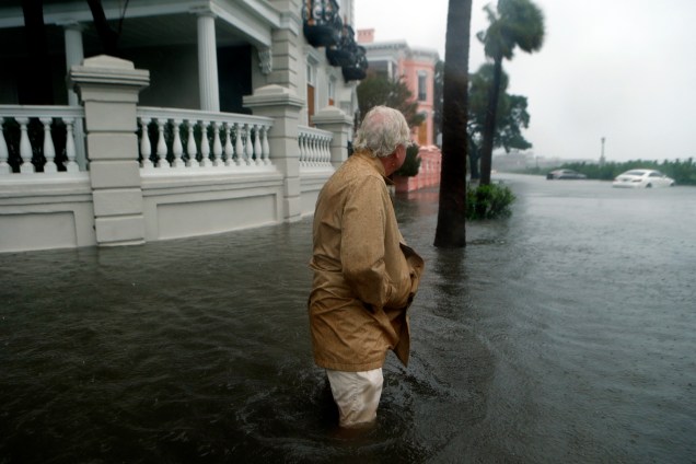 Rua fica inundada após passagem do furacão Matthew em Charleston, no estado americano da Carolina do Sul - 09/10/2016