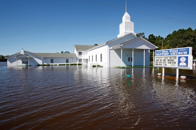Igreja fica cercada de água após inundação provocada pela passagem do  Matthew em Lumberton, na Carolina do Norte (EUA) - 09/10/2016