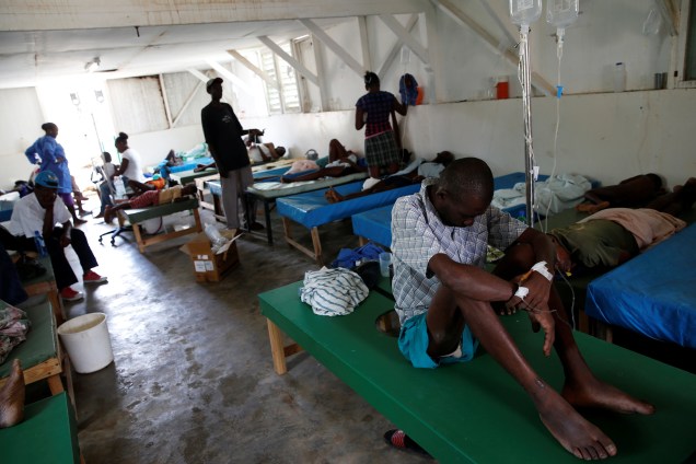 Pessoas recebem cuidados em um centro de tratamento de cólera após a passagem do furacão Matthew em Jeremie, no Haiti - 09/10/2016