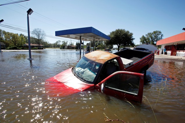 Caminhonete fica submersa após passagem do furacão Matthew em Lumberton, Carolina do Norte (EUA) - 09/10/2016