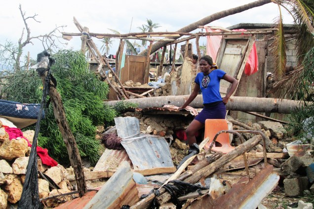 Desabrigada observa destruição causada pelo furacão Matthew na cidade de Jeremie, no oeste do Haiti - 07/10/2016