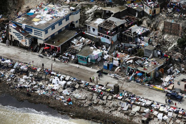Vista aérea de casas destruídas pelo furacão Matthew em Jeremie, oeste do Haiti - 06/10/2016