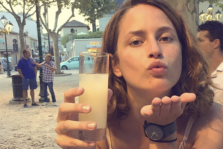 Louise Delage: Falsa francesa cria conta no Instagram para alertar sobre o consumo de álcool