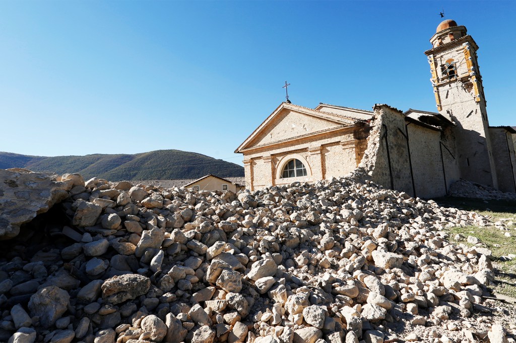 Igreja parcialmente danificada após terremoto de 6,6 graus na escala Richter atingir Norcia, região central da Itália - 30/10/2016