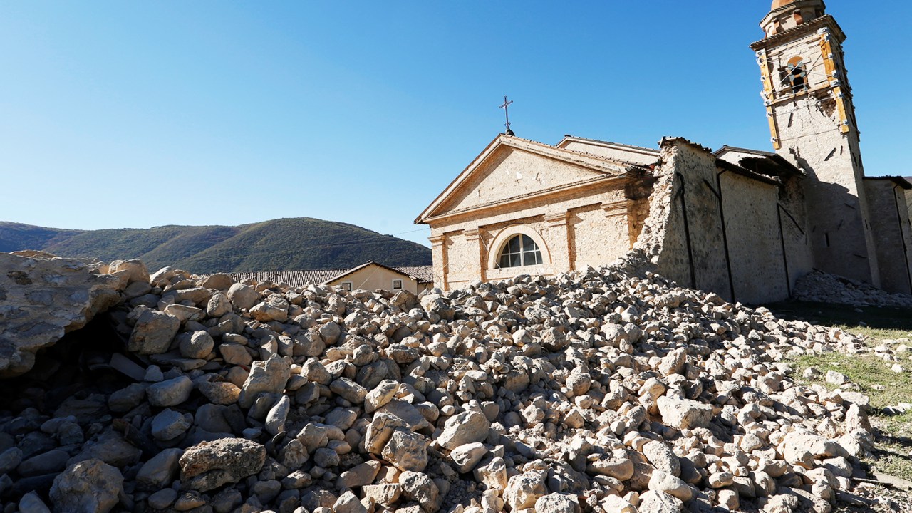 Igreja parcialmente danificada após terremoto de 6,6 graus na escala Richter atingir Norcia, região central da Itália - 30/10/2016