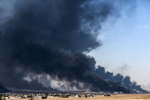 Fumaça da queima de poços de petróleo é vista perto da cidade de Qayyarah, sul de Mosul, durante operação contra o Estado Islâmico - 18/10/2016