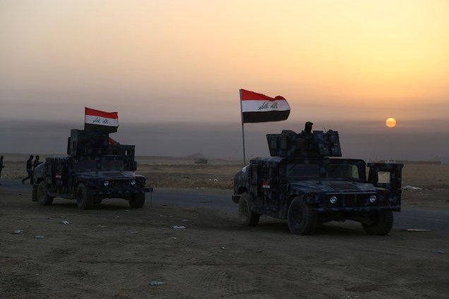 Forças de segurança iraquianas avançam em Qayara, sul da cidade Mosul, durante ofensiva contra o Estado Islâmico - 18/10/2016