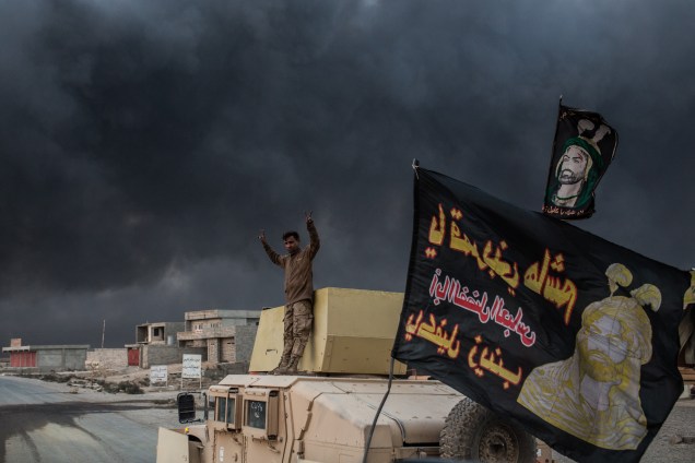 Membro das forças iraquianas sobe em um veículo blindado em Qayyarah, ao sul de Mosul, durante operação contra o Estado Islâmico - 19/10/2016