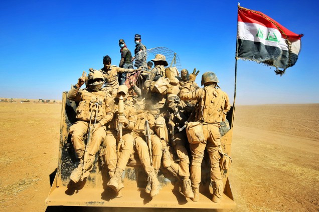 Forças iraquianas avançam através do deserto para a região de Mosul, na tentativa de reconquistar território dominado pelo grupo extremista Estado Islâmico- 20/10/2016