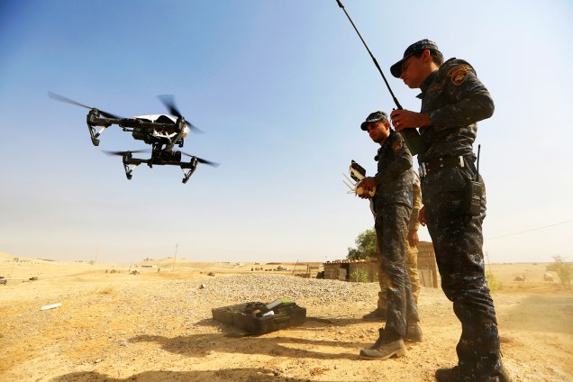 Membros das forças iraquianas operam drone para atuar no combate ao Estado Islâmico, na região de Safavah, próximo a Mosul - 23/10/2016
