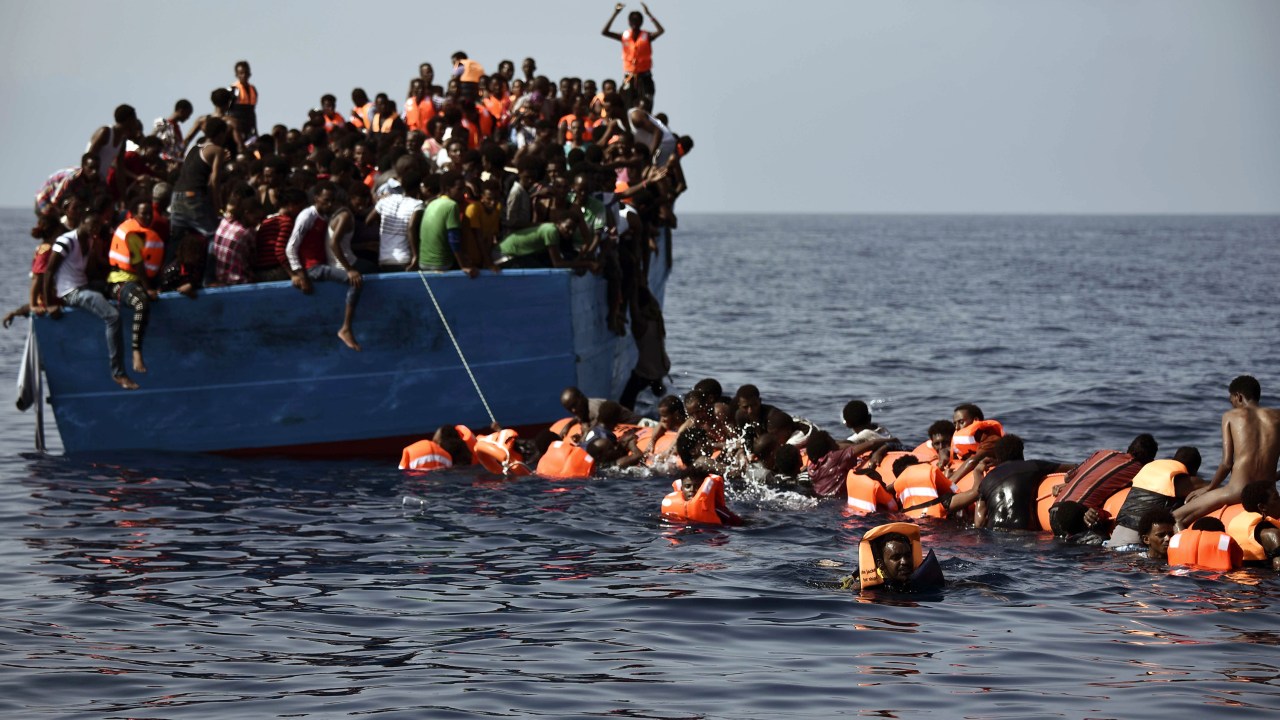 Resgate de imigrantes no Mediterrâneo