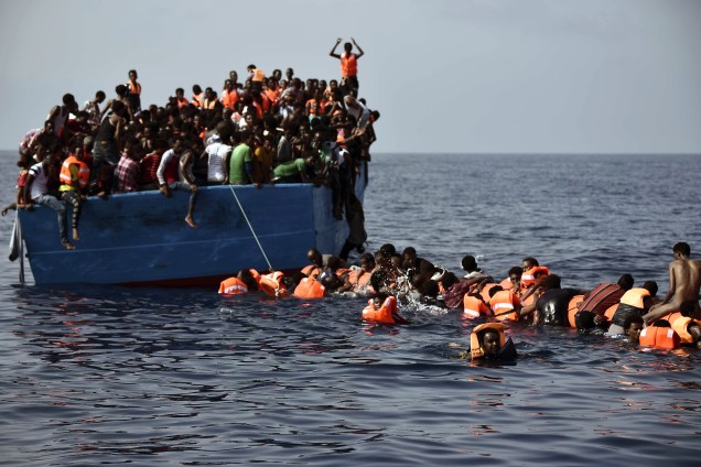 Milhares de imigrantes e refugiados faziam a travessia no Mediterrâneo em embarcações superlotadas