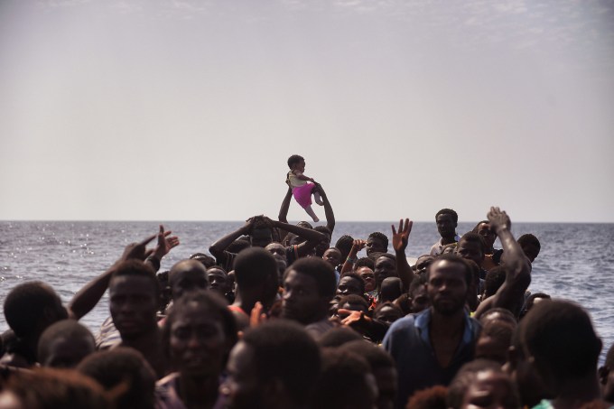 Resgate de imigrantes no Mediterrâneo