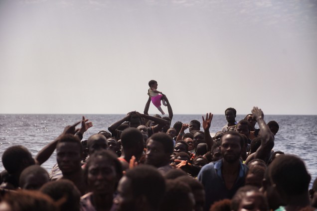 Milhares de refugiados e imigrantes foram resgatados pela organização humanitária Proactiva Open Arms no Mar Mediterrâneo, ao norte da costa da Líbia
