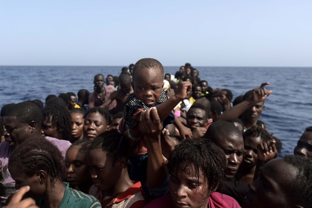Mulheres e crianças são resgatadas por membros da organização humanitária Proactiva Open Arms no Mar Mediterrâneo
