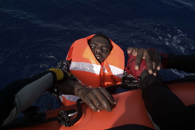 Imigrante é resgatado por integrantes da organização humanitária Proactiva Open Arms no Mar Mediterrâneo