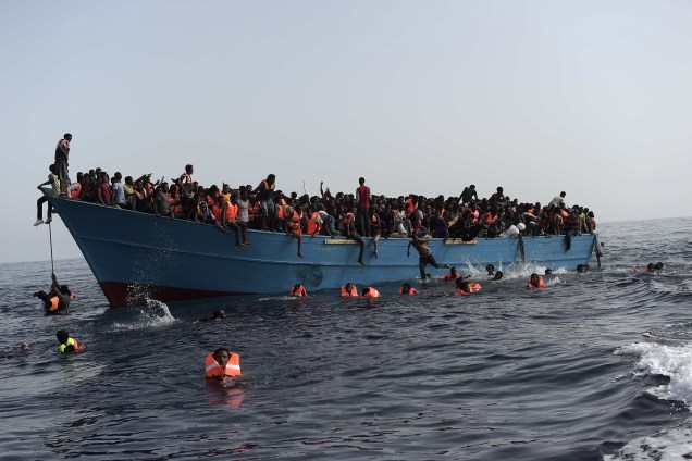 Imigrantes esperam para ser resgatados por membros da organização humanitária Proactiva Open Arms no Mar Mediterrâneo, ao norte da Líbia