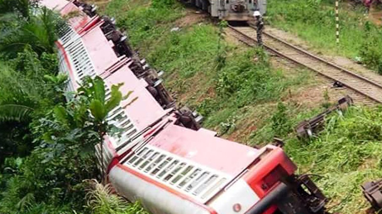 Trem descarrilhado em Camarões