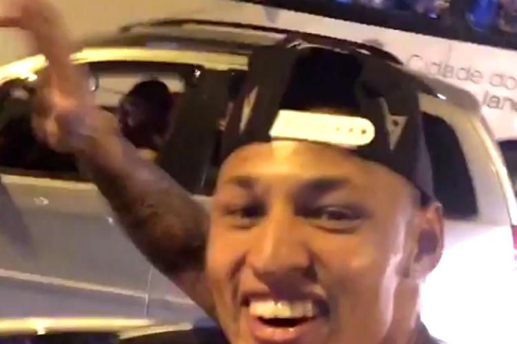Atacante Neílton cantou com torcedores do Botafogo de dentro do carro