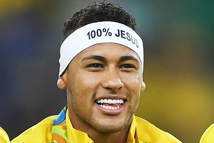 O jogador Neymar comemora após conquistar a medalha de ouro na final do futebol masculino, na Rio-2016 - 20/08/2016