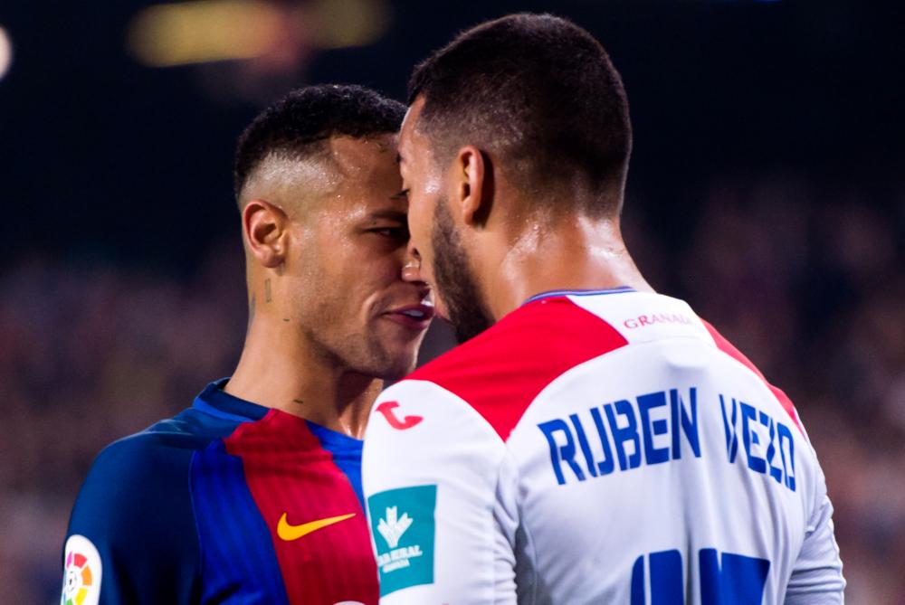 Briga entre Neymar e Vezo começou no gramado e terminou na escadaria do Camp Nou