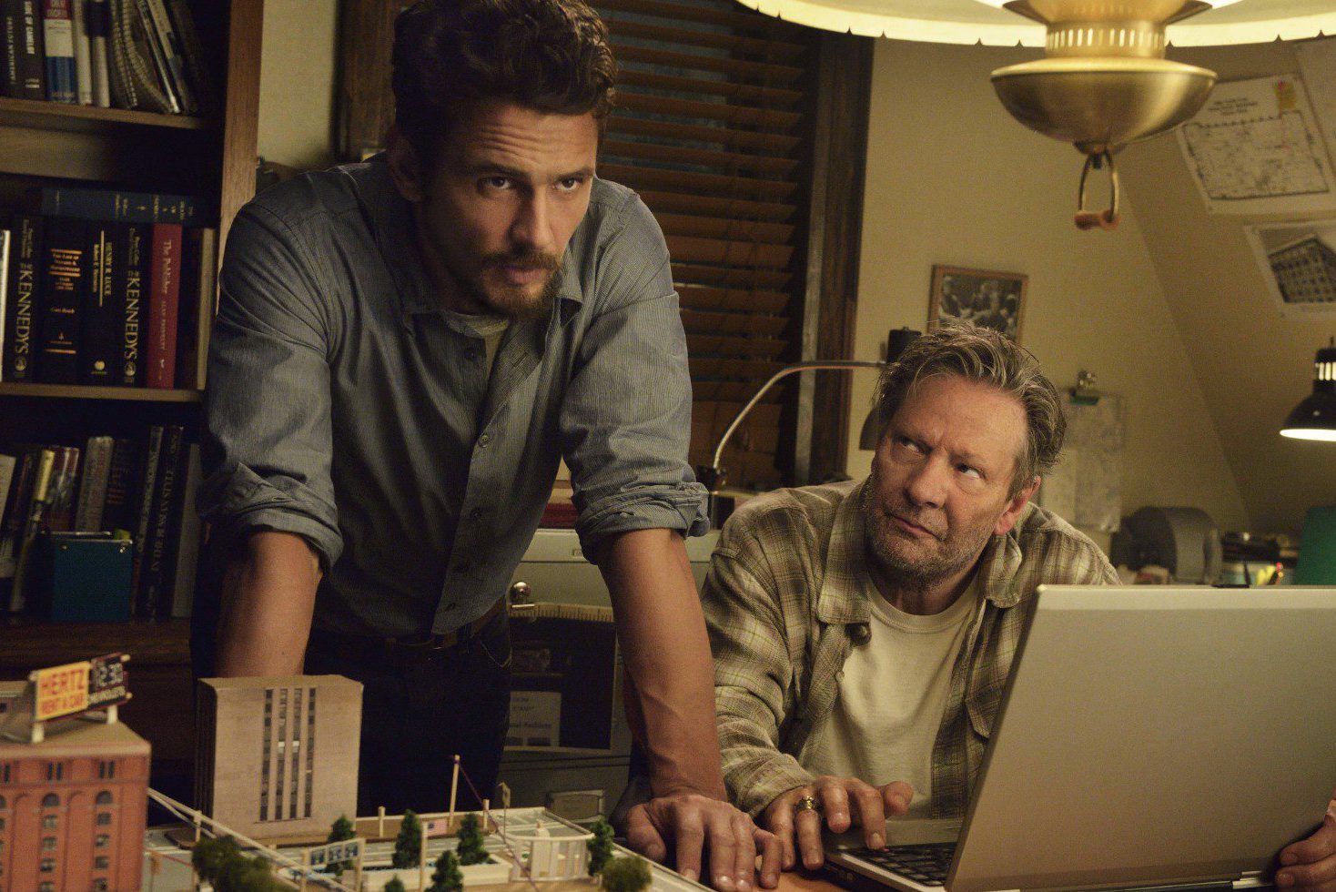 IMPERDÍVEL James Franco tenta salvar Kennedy na série ‘11.22.63’ VEJA