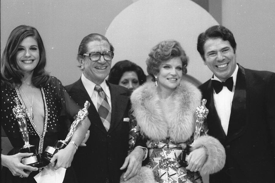 Sandra Bréa, Victor Civita, Tônia Carrero e Silvio Santos, na entrega do Troféu Imprensa, em 1975