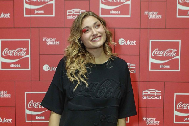 Sasha Meneghel chega ao São Paulo Fashion Week para desfilar pela Coca-Cola Jeans