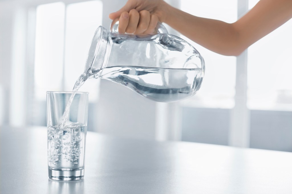 Colocando água no copo