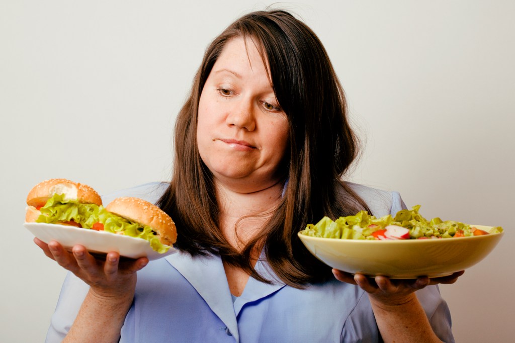 Saúde - Dieta - Escolha entre alimentos gordurosos e saudáveis