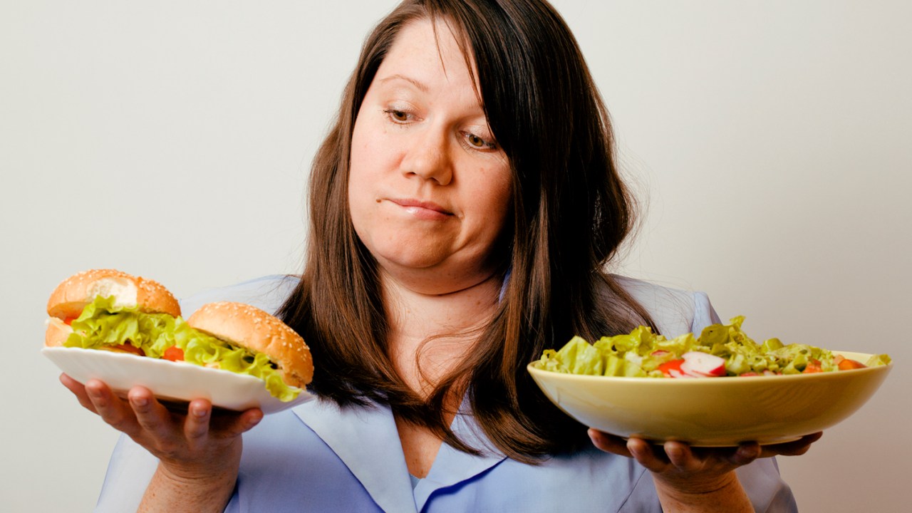 Saúde - Dieta - Escolha entre alimentos gordurosos e saudáveis