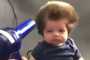 O bebê cabeludo Junior Cox-Noon, de apenas dois meses O bebê cabeludo Junior Cox-Noon, de apenas dois meses