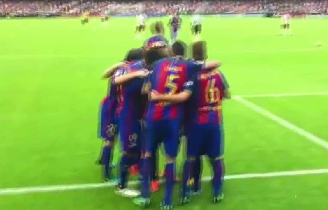Momento em que torcedores do Valença atiram garrafa nos jogadores do Barcelona