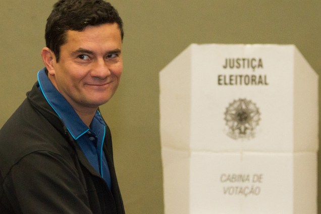 O juiz federal Sergio Fernando Moro comparece para votar em um clube em Curitiba (PR) na manhã deste domingo - 02/10/2016