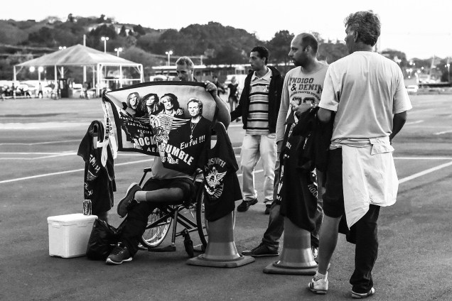 Fãs aguardam na fila no Beira-Rio, em Porto Alegre (RS), pelo show do Aerosmith