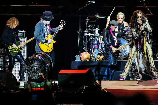 A banda Aerosmith com o vocalista Steven Tyler, Joe Perry, Brad Whitford, Tom Hamilton e Joey Kramer tocaram para cerca de 20 mil pessoas, no Anfiteatro do Beira-Rio, em Porto Alegre