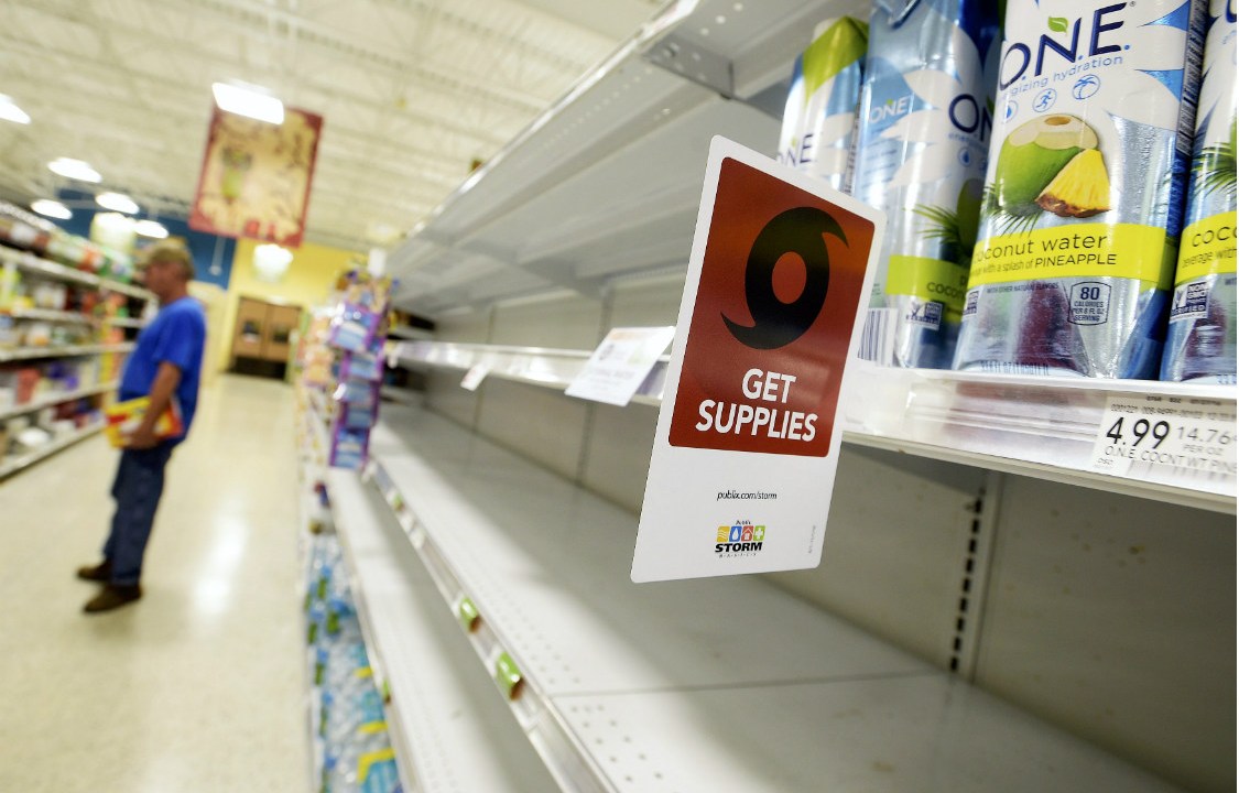 Prateleira de supermercado vazia na Flórida. População estocou água e comida