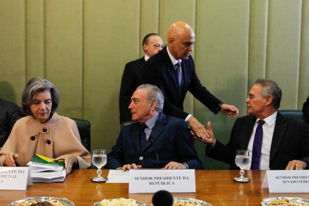O presidente Michel Temer com o presidente do Senado, Renan Calheiros e Cármen Lúcia do Supremo Tribunal Federal (STF), para discutir segurança pública - 28-10-2016