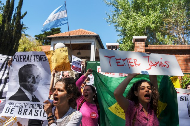Um grupo de cerca de 40 pessoas, a maioria formada por brasileiros, protestou contra o presidente Michel Temer em Buenos Aires - 03-10-2016