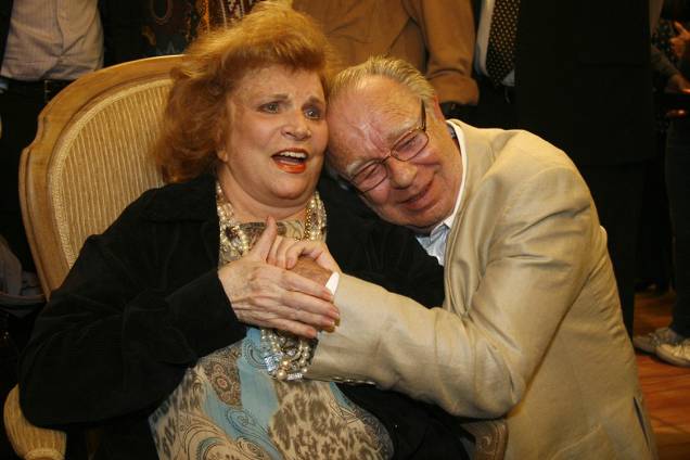 Tônia Carrero sendo cumprimentada por Emiliano Queiroz, no lançamento de sua biografia "Tônia Carrero - Movida pela Paixão", em 2009 Tônia Carrero sendo cumprimentada por Emiliano Queiroz, no lançamento de sua biografia "Tônia Carrero - Movida pela Paixão", em 2009