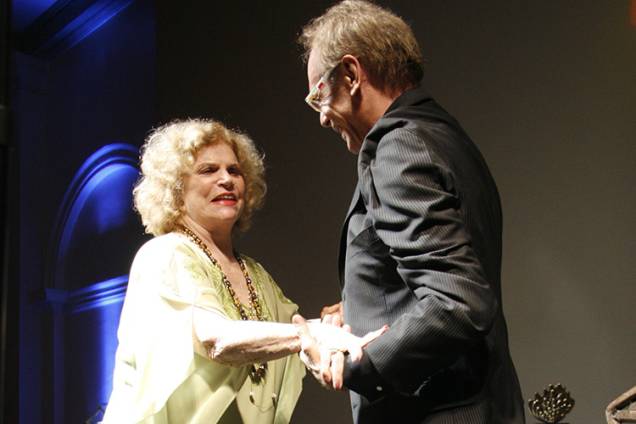 Tônia Carrero, sendo homenageada pelo apresentador José Wilker, na cerimônia de entrega da 20ª edição do Prêmio Shell de Teatro, em 2008