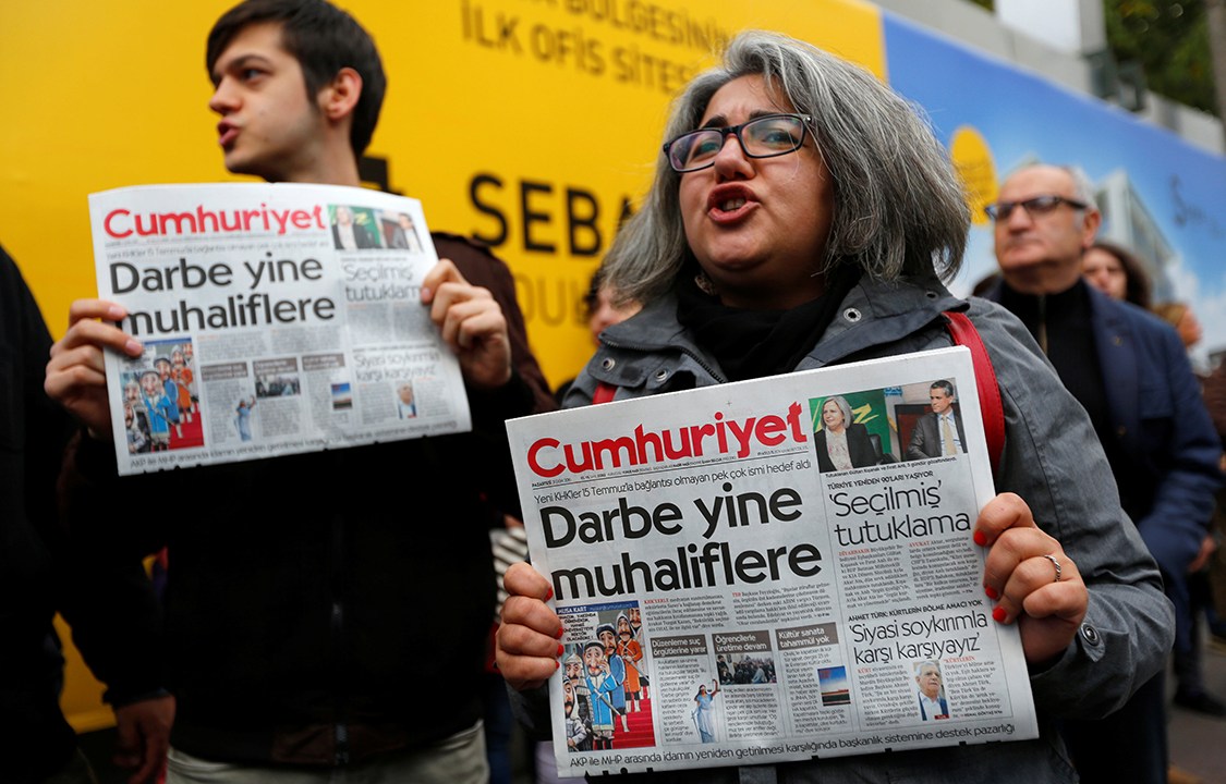 Manifestantes a favor do jornal Cumhuriyet protestam contra ação da polícia
