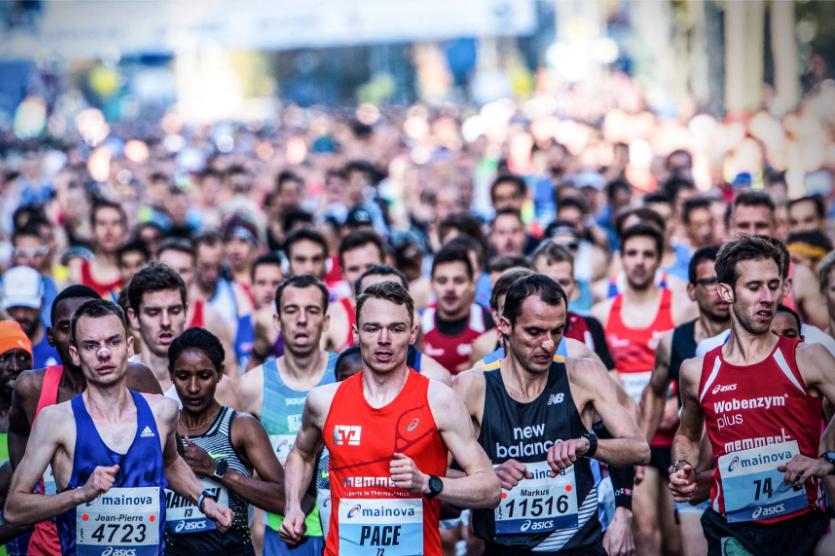Atletas participam da Maratona de Frankfurt, a segunda maior da Alemanha