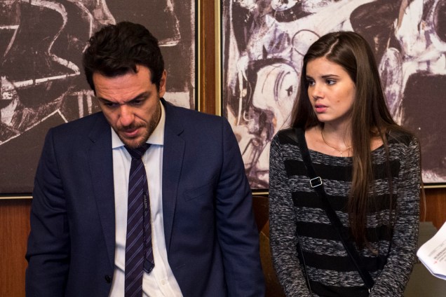 Camila Queiroz e Rodrigo Lombardi na novela "Verdades Secretas"