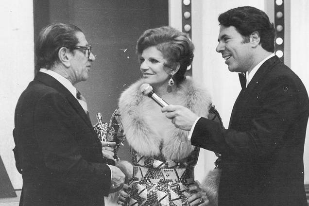 Victor Civita com Tônia Carrero e Silvio Santos na entrega do Troféu Imprensa, em 1975