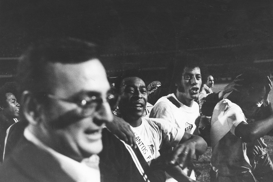 Carlos Alberto Torres com Pelé no final do jogo entre Santos e Portuguesa, em 1973