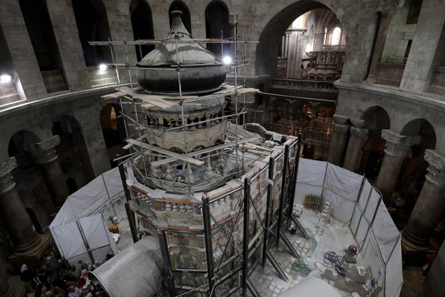 A edícula que protege a tumba onde acredita-se que Jesus Cristo foi enterrado foi rodeada por vigas de aço que suportam a estrutura. Elas serão removidas após a restauração, prevista para terminar em 2017.