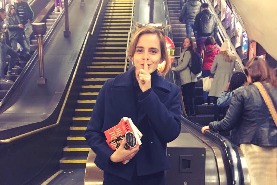 Emma Watson deixa cópias do livro ‘Mom & Me & Mom’ no metrô de Londres